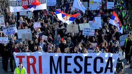 Protest masiv al studenților din Novi Sad, la 3 luni de la TRAGEDIA din gară, soldată cu 15 morți. Manifestanții au blocat podurile de peste Dunăre