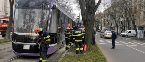 FOTO | Unul dintre noile tramvaie turcești aduse la TIMIȘOARA a luat foc în mers! Călătorii s-au autoevacuat