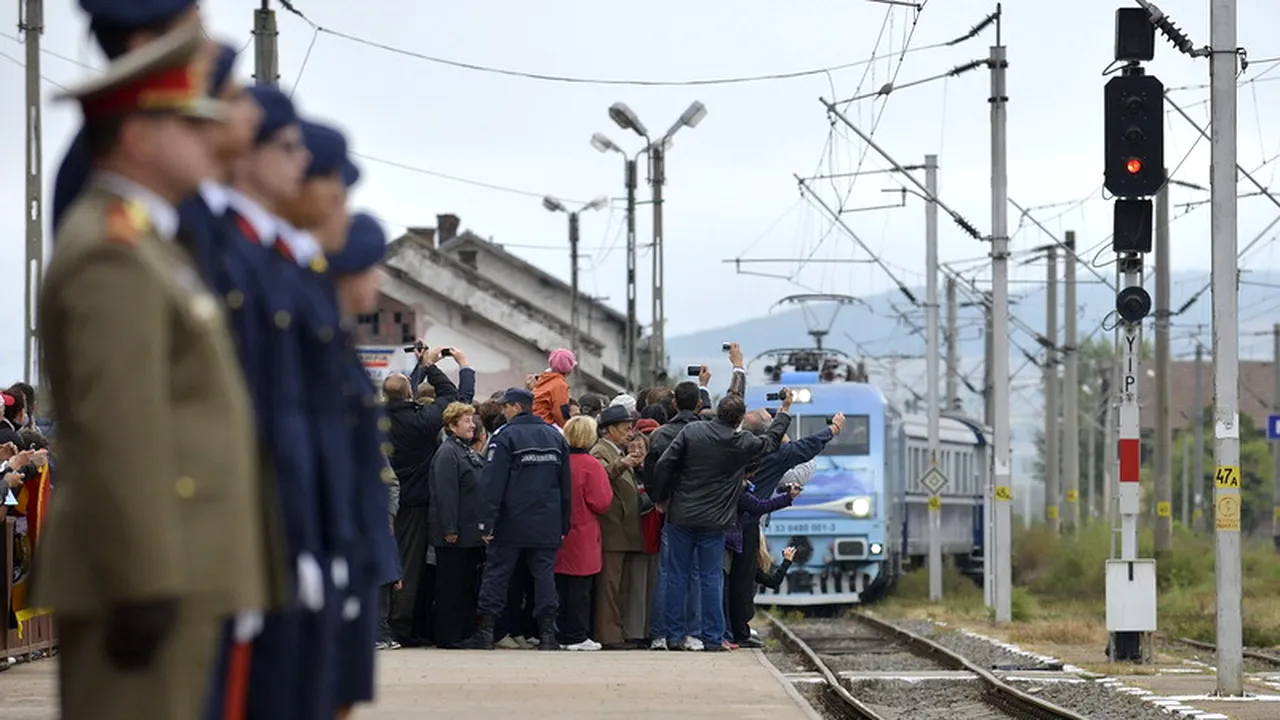 Aproximativ 200 de persoane, la plecarea trenului regal din Sinaia