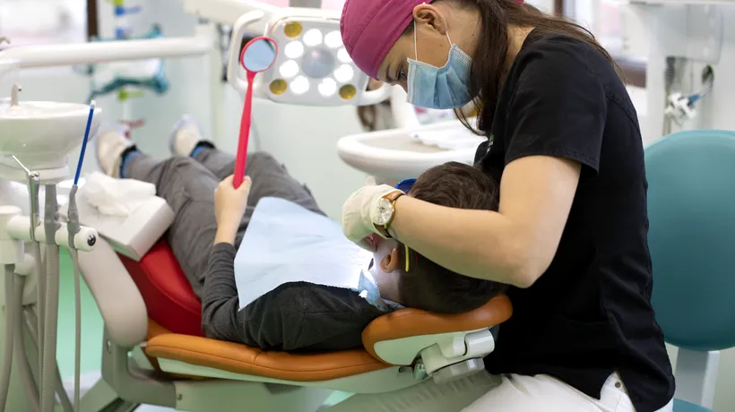 EXCLUSIV | O treime dintre părinți nu și-au dus niciodată copiii la dentist. Medic stomatolog: Este dezastru național! Ar trebui să se transforme în obligativitate. Să nu le îngustăm alegerile ca viitori adulți pentru că nu au dinți în gură”