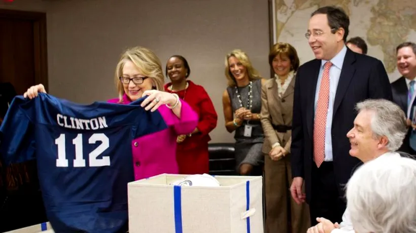 Hillary Clinton s-a întors la Departamentul de Stat. Ce cadouri a primit din partea colegilor