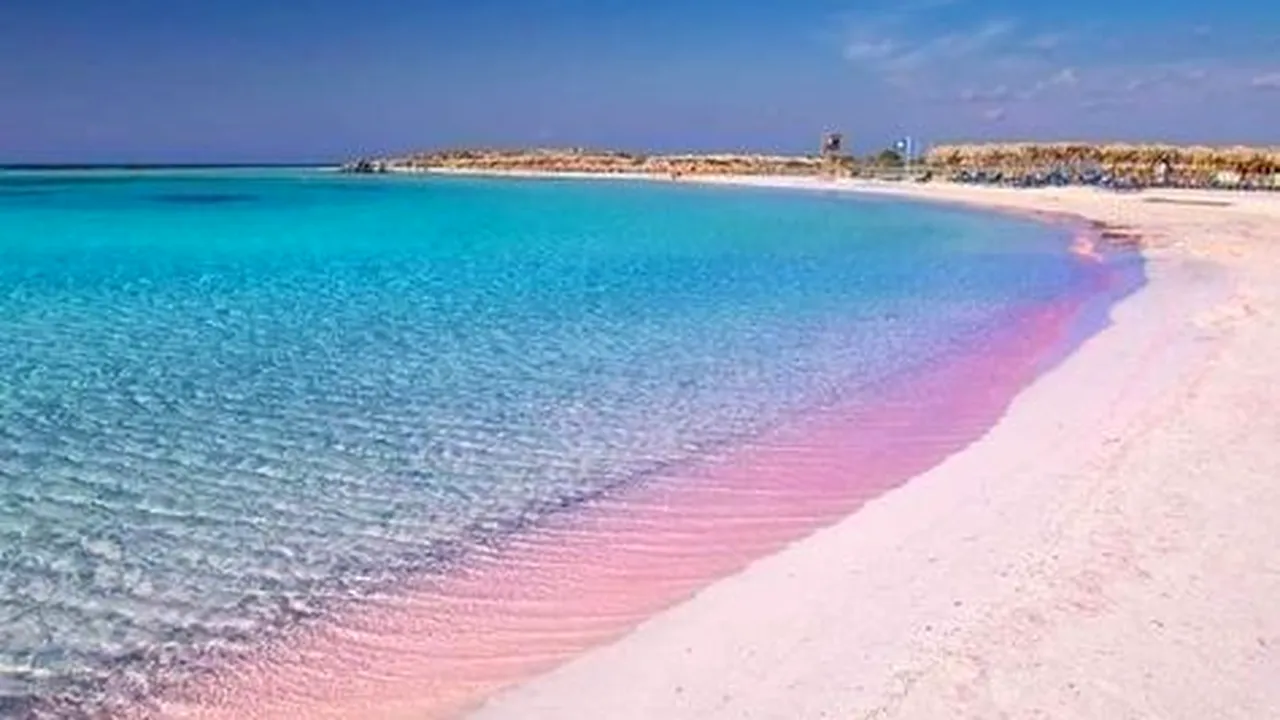 Insula aflată la mai puțin de două ore de București care „ascunde” cea mai mare pădure de PALMIERI din Europa. Aici, plajele sunt roz!