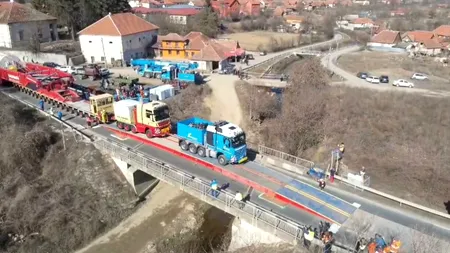 Imagini inedite de pe traseul transportului agabaritic. CNAIR: „A trecut fără incidente peste podul din Conop”