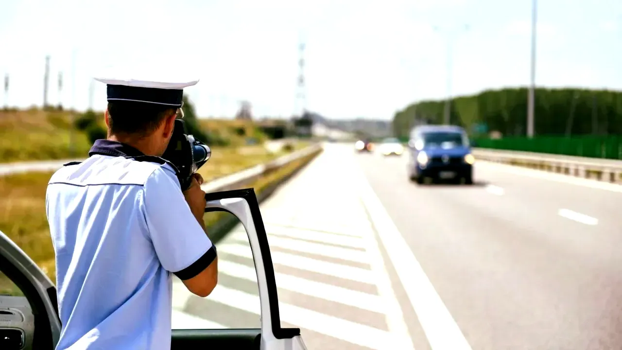 Viceprimar din județul Mureș, reținut pentru 24 de ore după o urmărire ca în filme pe șosea. A fugit de poliție și s-a răsturnat cu mașina în șanț