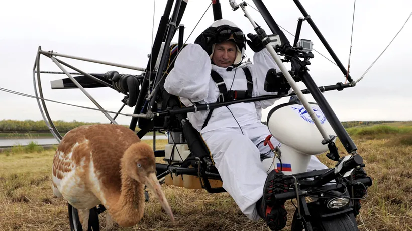 Vladimir Putin a zburat cu deltaplanul alături de un stol de cocori siberieni