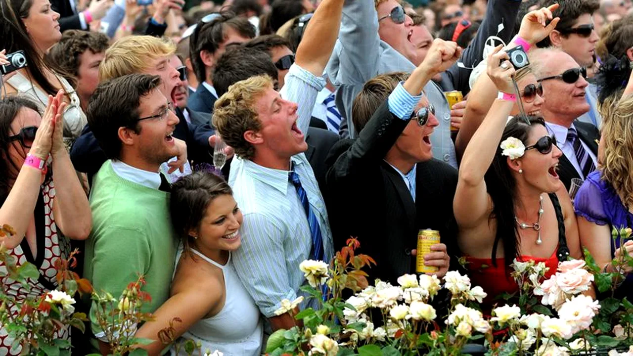 VIDEO. O tânără în stare de ebrietate a lovit mai multe persoane aflate la un eveniment hipic