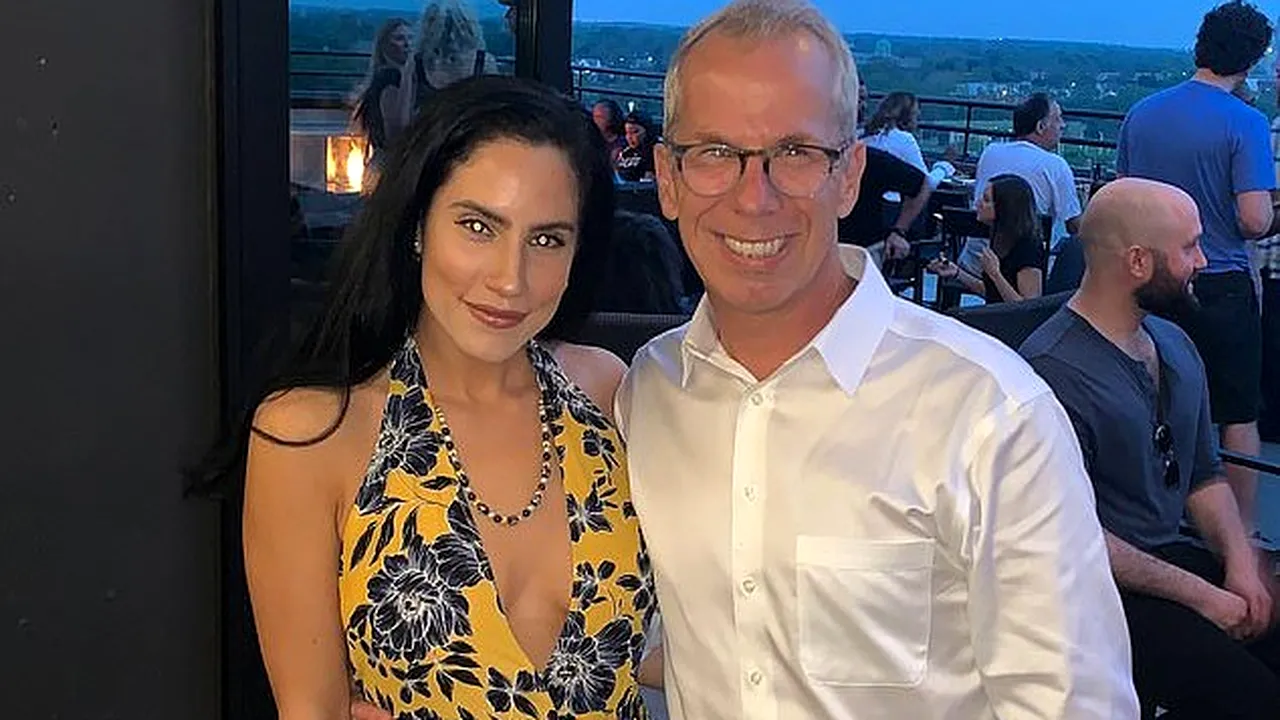 Cuplu neobișnuit: O tânără s-a îndrăgostit de un bărbat care are dublul vârstei ei. Cei doi s-au cunoscut pe Instagram, datorită unei confuzii 