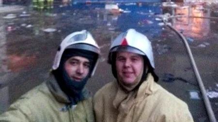 Doi pompieri și-au făcut selfie la un mall cuprins de flăcări, în care au murit 17 oameni. Ce riscă aceștia