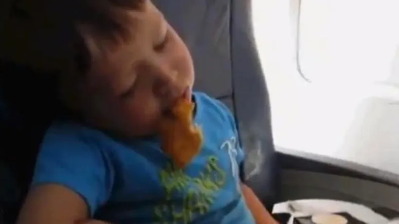 O filmare cu un băiețel în avion a făcut înconjurul lumii