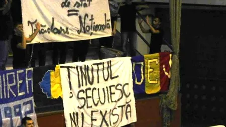 Scandal la un meci de volei: poliția a intervenit pentru a da jos un banner cu 