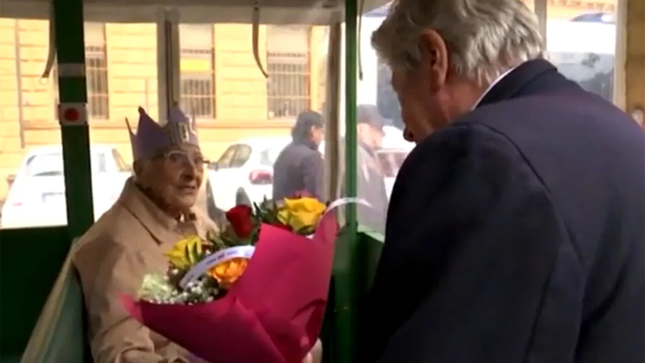 Caz rarisim! Câți ani tocmai a împlinit pensionara din imagine. A fost sărbătorită de NEPOTUL ei, care are 70 de ani!