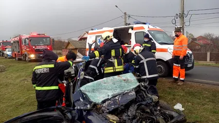 Autoturism strivit de un camion, pe un drum din Vaslui. Șoferul a murit, iar soția și cumnata sa au fost rănite (VIDEO)