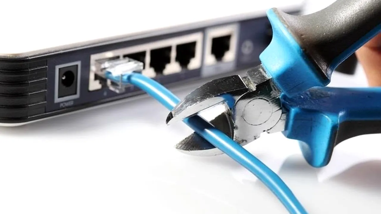 PLAN STRATEGIC. Doi copii au tăiat cablul WiFi-ul profesorului lor: „Ne trimite multe teme, de aceea am întrerupt internetul”