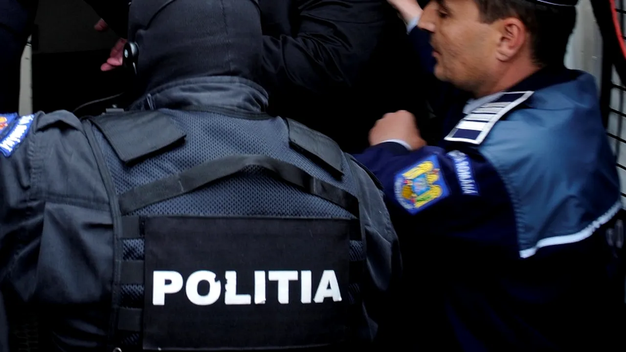 Cinci persoane din Prahova acuzate de clonare de carduri și retrageri frauduloase de numerar, ARESTATE