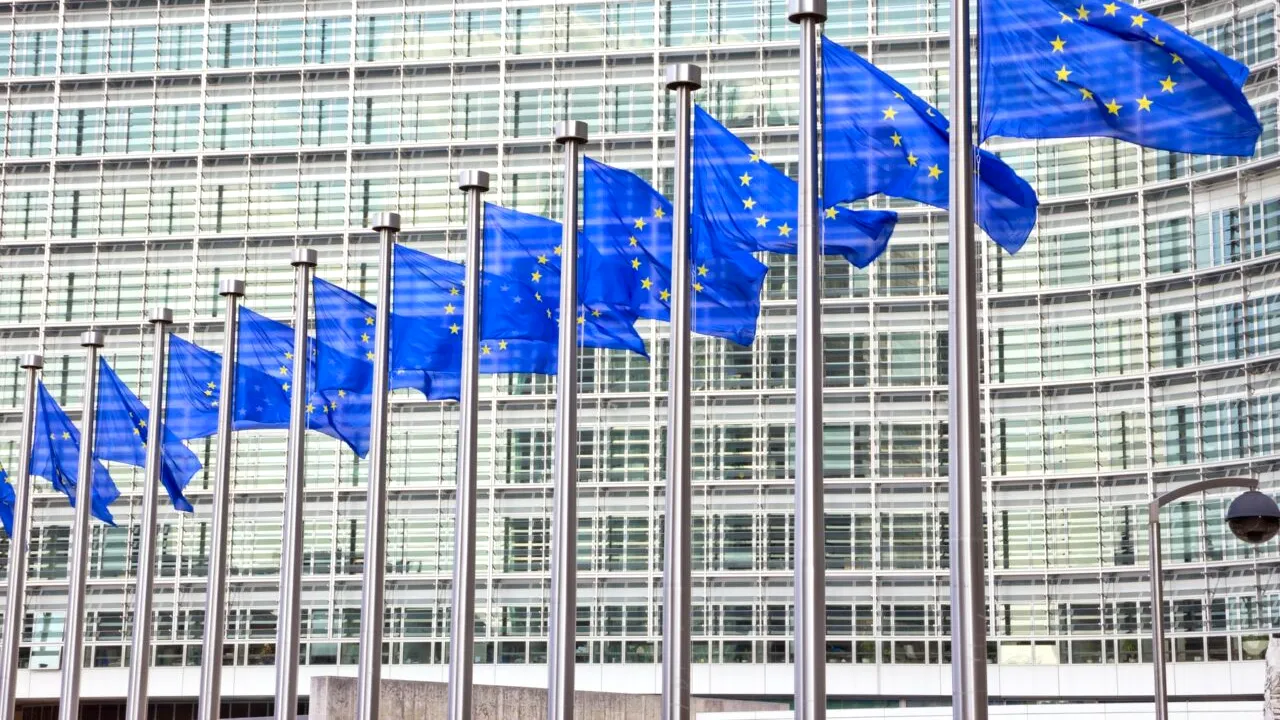 Comisia Europeană intenționează să prelungească măsurile de protejare a industriei OȚELULUI, în contextul tensiunilor cu SUA