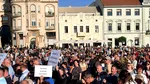 La Oradea, mitingul “spontan” pro-Bolojan a fost de fapt organizat de PNL. Organizația liberală Bihor a mobilizat tot activul de partid: prefect, primari, consilieri sau membri simpli. Mulți au fost aduși cu autocarele din județ. Gândul publică imaginile cu toți cei implicați