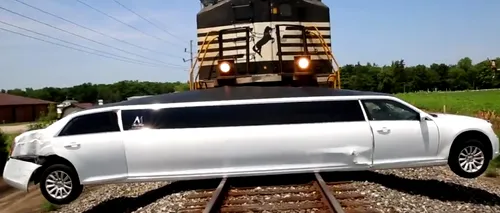 Incident desprins parcă din filme: un tren a spulberat o limuzină și nimeni n-a pățit nimic