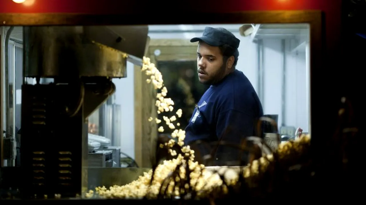 Despăgubirea COLOSALĂ pe care un bărbat trebuie să o primească după ce s-a îmbolnăvit din cauza popcornului pentru microunde