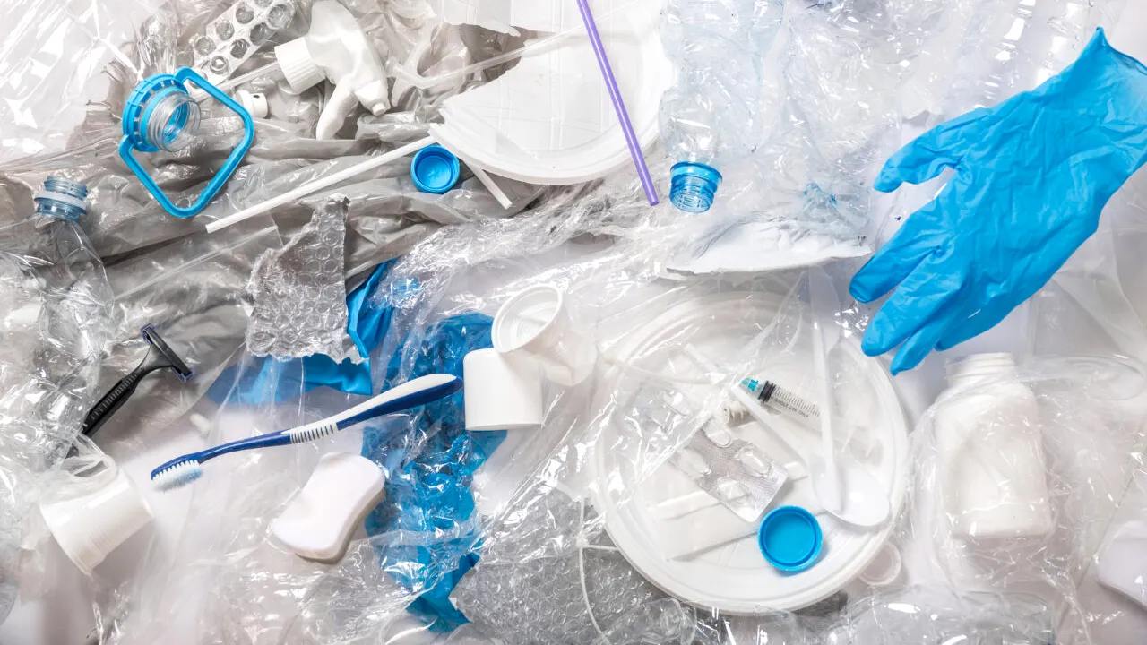 Inovație: Plasticul biodegradabil, transformat în îngrășământ după utilizare