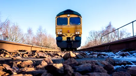 Un tren CFR a pierdut două vagoane în mers, între stații. Călătorii au rămas blocați pe câmp până când locomotiva s-a întors să-i recupereze