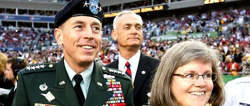 FOTO: David Petraeus, directorul demisionar al CIA, împreună cu soția. Vezi aici imagini cu el și amanta