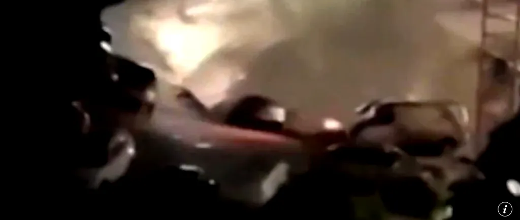 21 de mașini au fost înghițite de o groapă uriașă după prăbușirea unui plafon al unei parcări într-un mall din China (VIDEO)