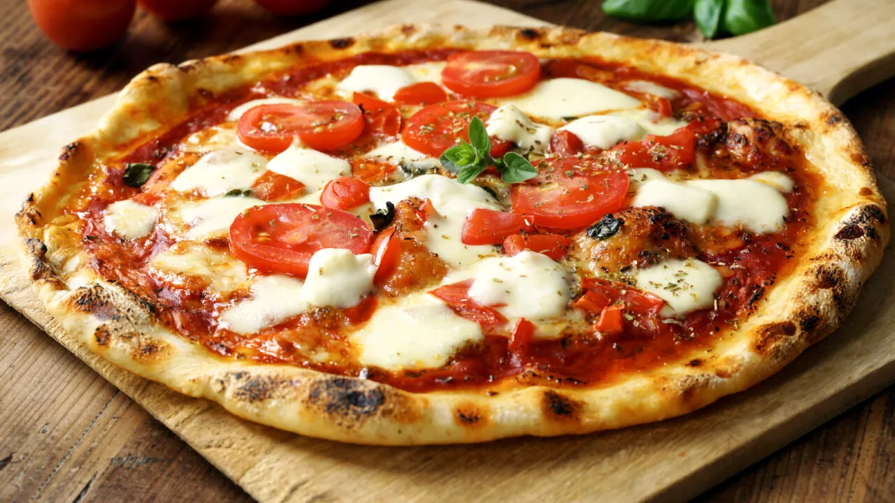 Motivul pentru care un restaurant britanic vinde un sortiment de PIZZA cu aproape 120 de euro