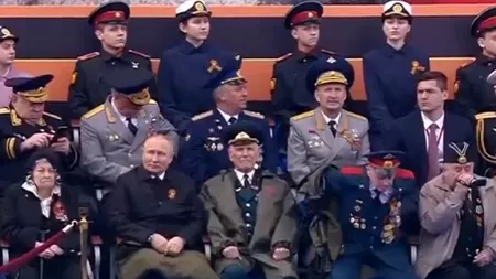 Este Vladimir Putin bolnav? Fotografiile în care și-a acoperit picioarele cu o pătură la parada de la Moscova fac înconjurul lumii