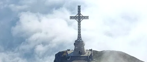 MApN, ceremonie militară și religioasă la Crucea Eroilor, de pe Caraiman