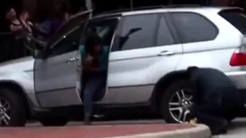 Reacția unei șoferițe după ce un administrator de parcare i-a blocat roata BMW-ului