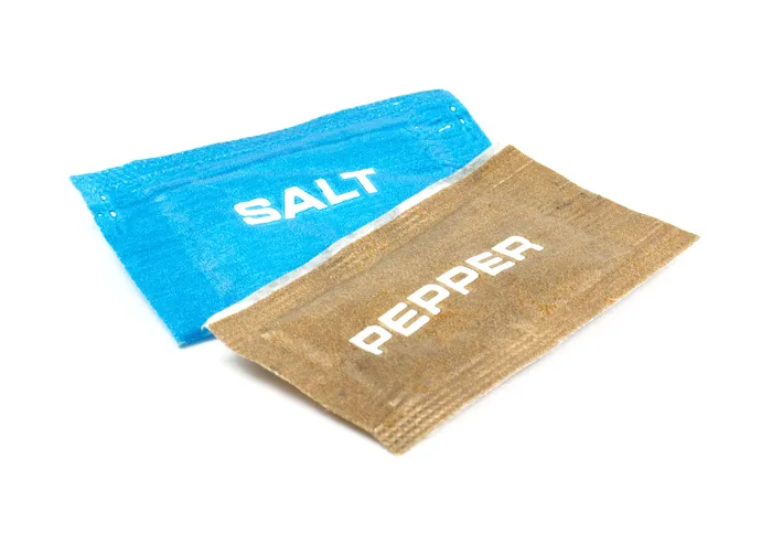 UE vrea să elimine pliculețele de plastic cu sare, piper sau sos din restaurante și hoteluri. Când intră în vigoare noua regulă