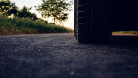 Anvelope de iarnă, „purtate” și vara. Pericolul la care se expun șoferii
