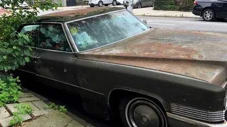 O rablă abandonată pe stradă de 25 de ani a fost, în sfârșit, ridicată. Măsura, controversată