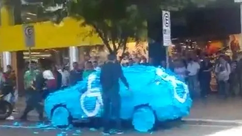 Cum a fost pedepsit un șofer din Brazilia, după ce a parcat pe un loc destinat persoanelor cu dizabilități