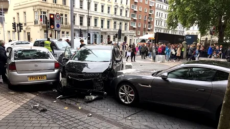 O mașină a intrat în trecători la Londra. Presa susține că a lovit oamenii intenționat. VIDEO cu momentul în care șoferul este arestat