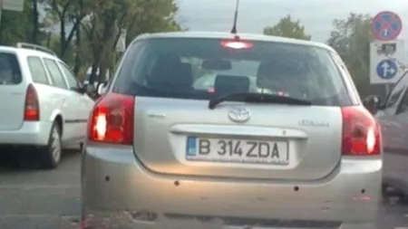Un șofer a vrut pe plăcuța de înmatriculare a mașinii combinația COW. Ce răspuns a primit din partea polițiștilor