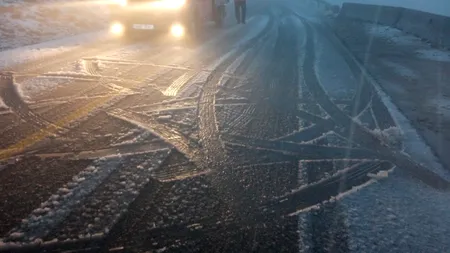 O mașină a luat foc la intrarea în stațiunea Rânca/Trafic infernal pe DN 67 C TRANSALPINA