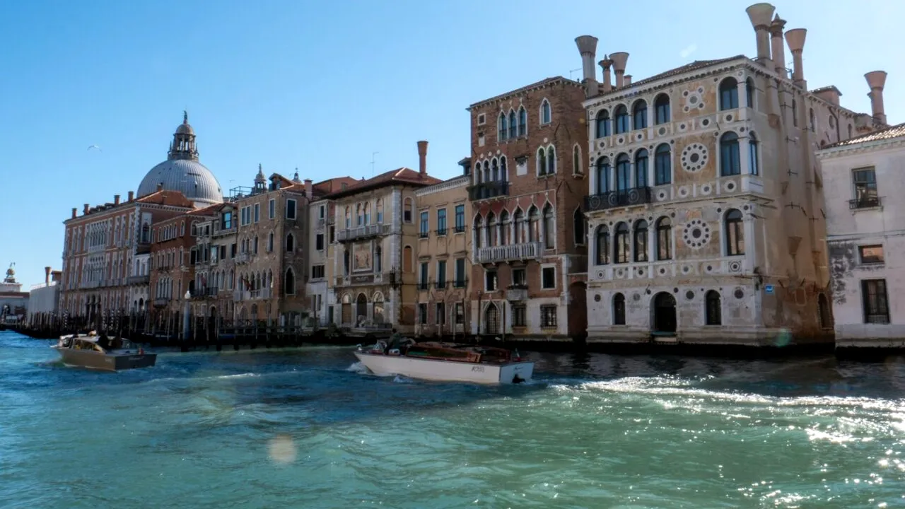 Veneția dublează taxa de intrare pentru CĂLĂTORII de o zi