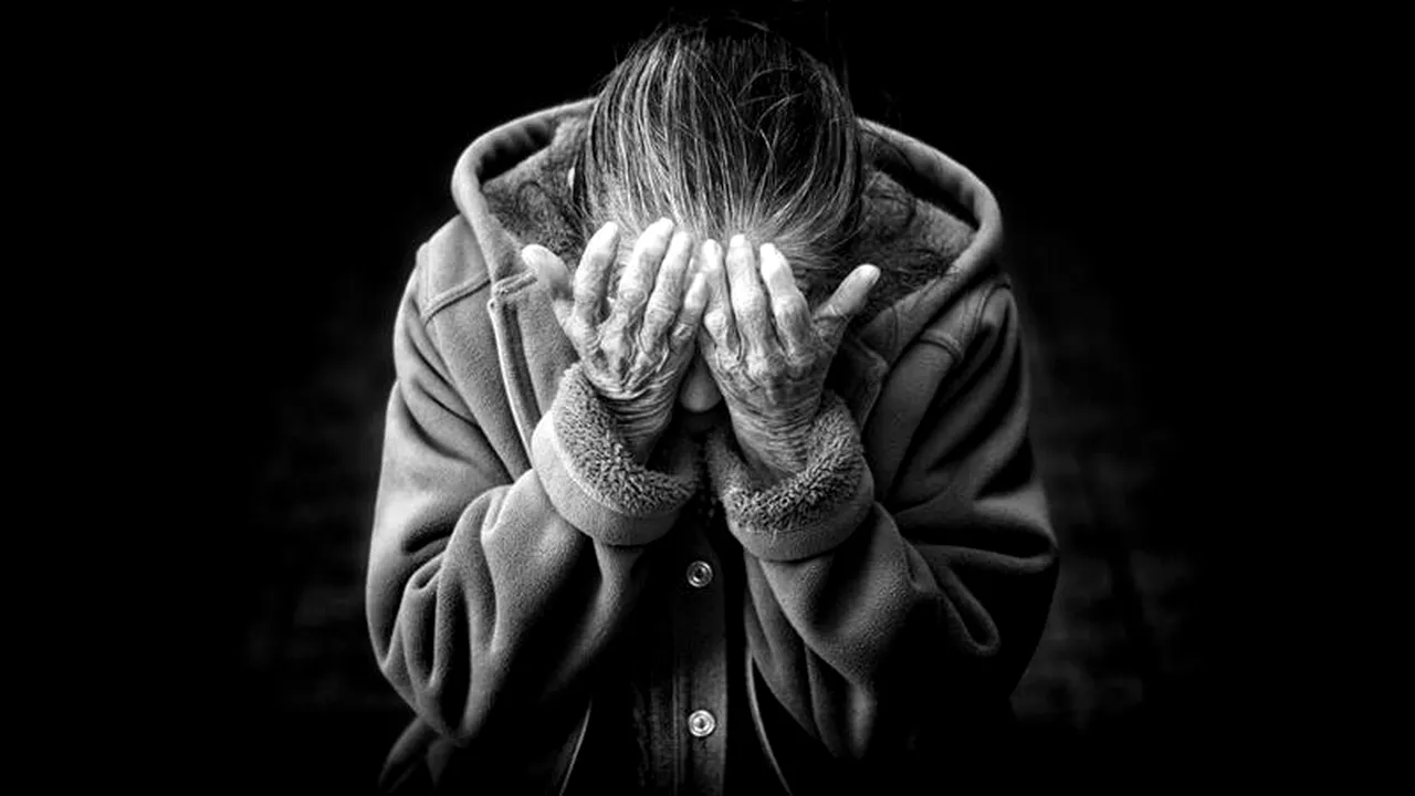 O femeie de 90 de ani din Tulcea i-a distrus ușa unei vecine cu pumnii și picioarele