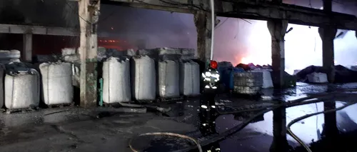 Incendiu la o hală de depozitare a unor substanțe toxice din  Dâmbovița. Oamenii sunt avertizați să rămână în case, din cauza fumului