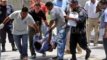 O femeie a fost împușcată mortal în timp ce aștepta să voteze