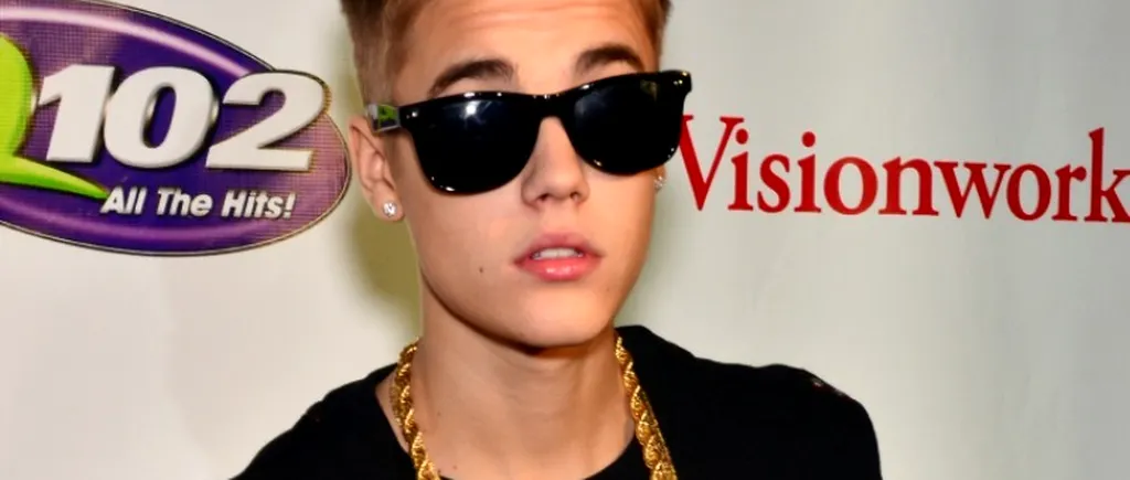 La o zi după ce s-a prăbușit pe scenă, Justin Bieber a încercat să-l lovească pe paparazzo-ul care l-a fotografiat așa