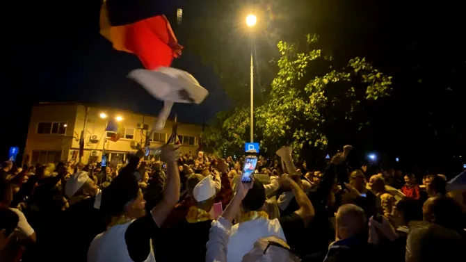 1.000 de oameni în fața Arestului Central, unde este închis Călin Georgescu. Sute de susținători protestează și în alte orașe din țară