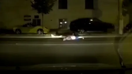 VIDEO șocant. Momentul în care un motociclist se izbește de asfalt la Galați, surprins pe camere. Tânărul este în stare gravă. Atenție, imagini cu impact emoțional!