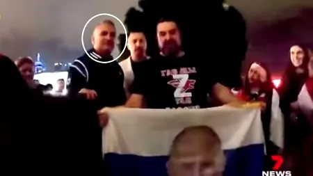VIDEO | Tatăl lui Novak Djokovic, Srdjan Djokovic, fotografiat în Australia alături de un steag cu Vladimir Putin. El ar fi fost auzit strigând și „Trăiască rușii!”