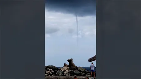 O TORNADĂ a măturat Marea Neagră. Fenomenul a fost filmat de turiștii de pe plaja Saturn
