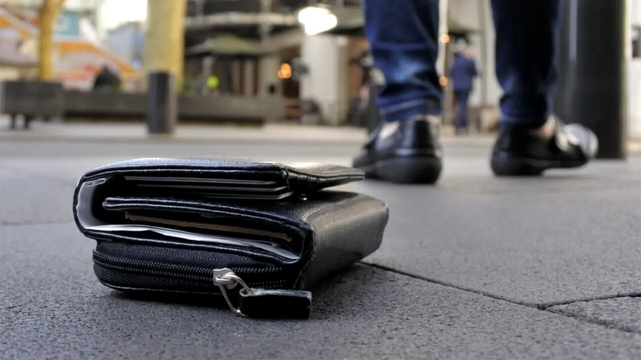 Ce a făcut o ROMÂNCĂ din Italia, după ce a găsit pe stradă un portofel cu 2.300 de euro. Și tu ai face la fel în locul ei?!