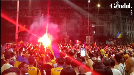 Suporterii NAȚIONALEI continuă petrecerea în Piața Universității. Fanii lansează focuri de artificii și cântă în plină stradă
