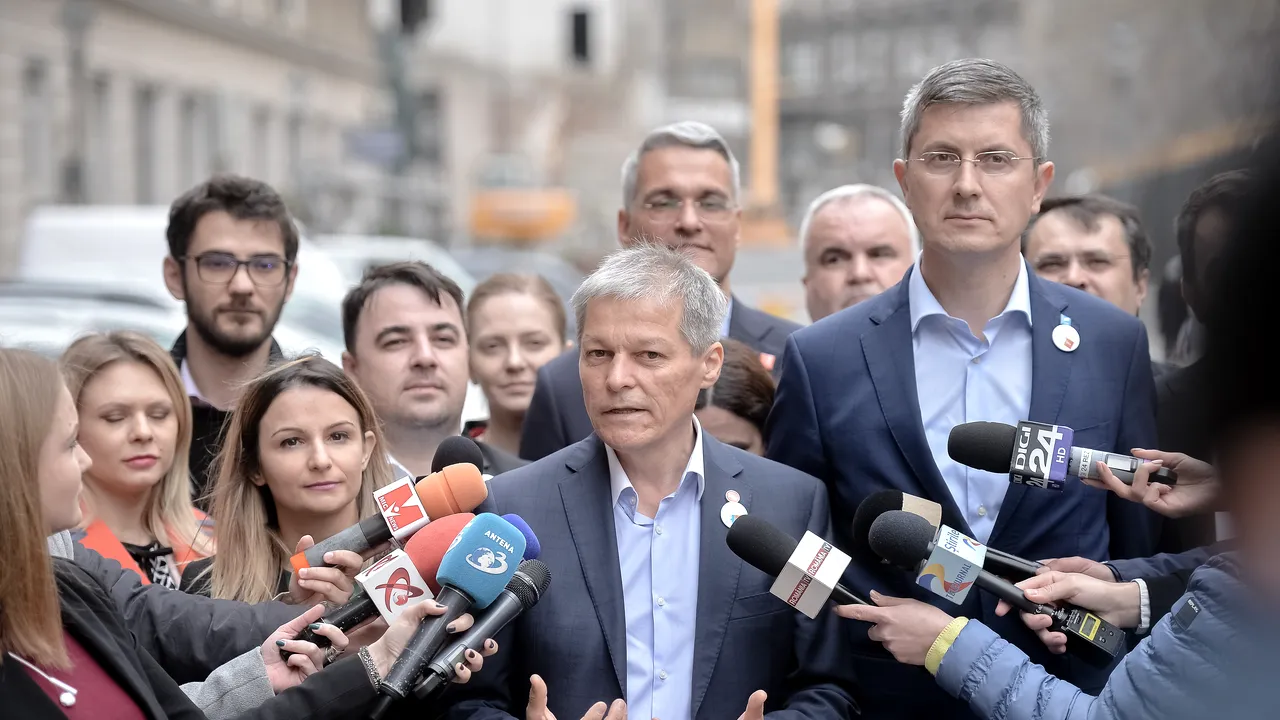 „Cine este colo sus / Decât USR cu Plus?