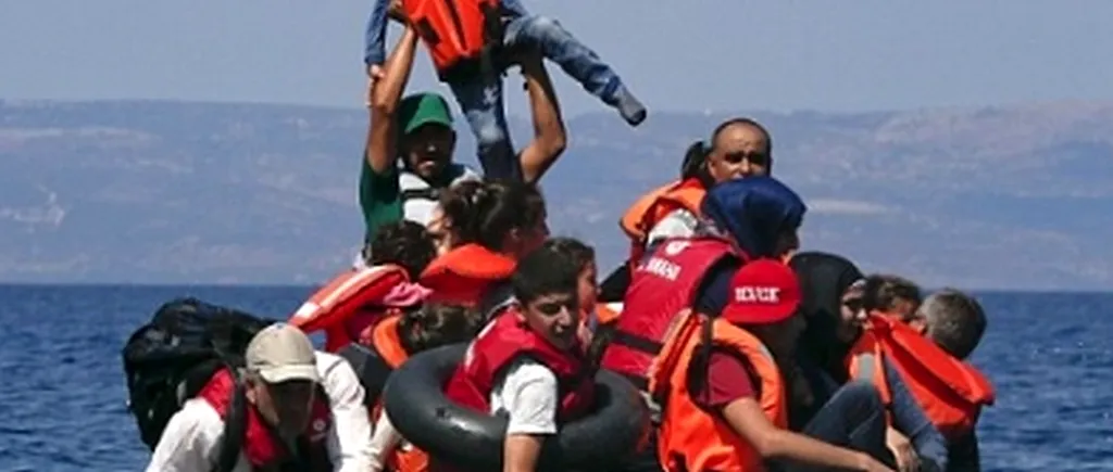 Dramele refugiaților: momentul impresionant în care un tată se luptă să-și salveze copilul după ce barca în care se aflau s-a scufundat